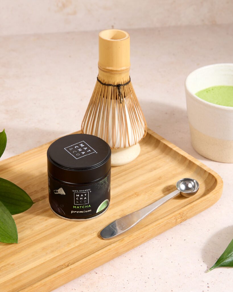 pot de matcha et fouet