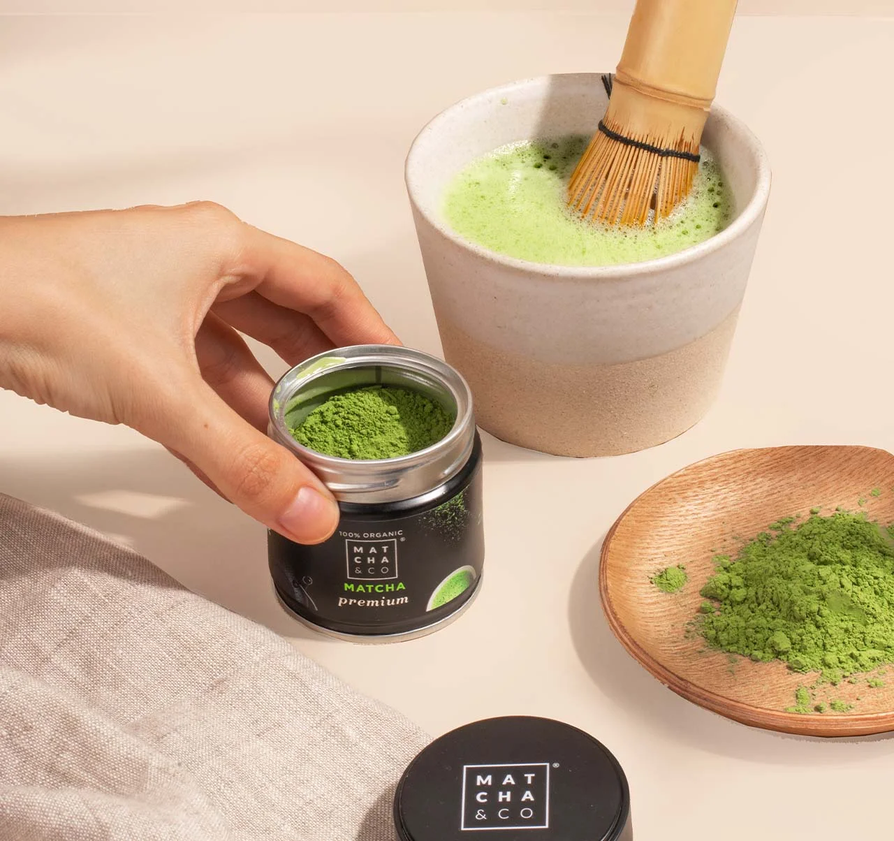 Récolte de feuilles de thé matcha au Japon